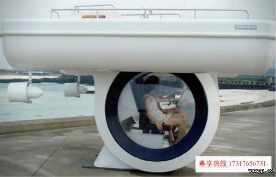 半潛水式游艇：游艇與潛水艇二合一