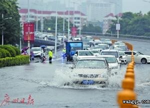 受臺(tái)風(fēng)“瑪娃”環(huán)流影響東莞多地暴雨如注