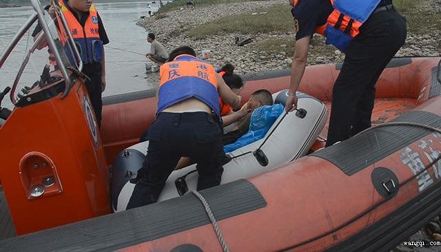 市民捕魚突發(fā)疾病昏迷橡皮艇 水上應急救援中心火速救援